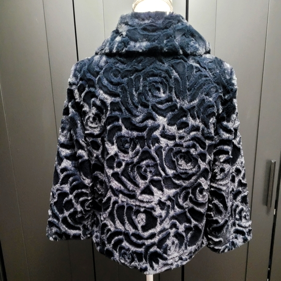 Black faux fur soft coat from JohnPaulRichard - Picture 4 of 8